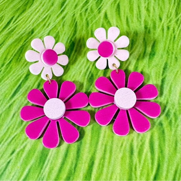 House Of Adornments Jewelry - Adorable, laser cut hot pink, two-tone, acrylic, daisy drop earrings